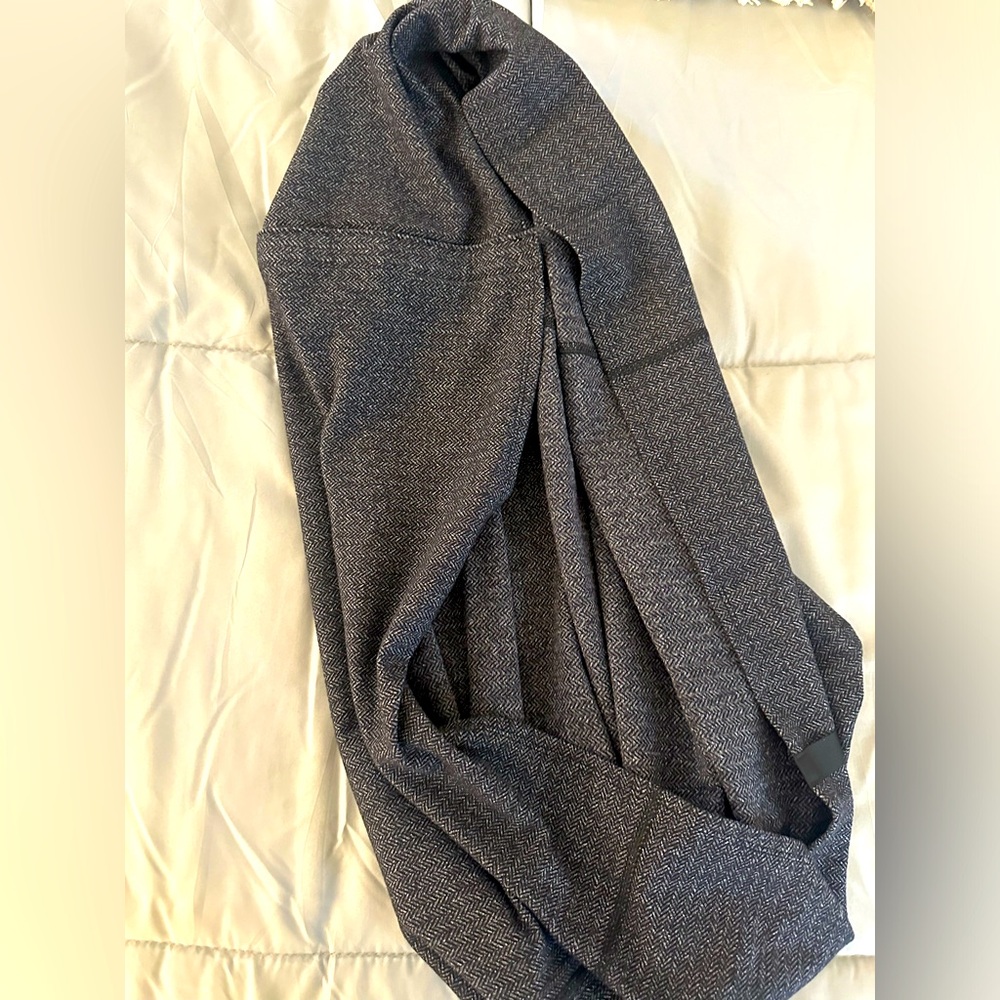 Lululemon infinity scarf in dark gray, like new condition